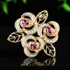 Broche luxuoso em ouro rosa com três rosas e folhas vazadas, acessório requintado para vestidos e ternos