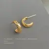 Brincos simples, estilosos e leves para o uso diário, apresentando acabamento banhado a ouro 14K para um visual luxuoso, com pinos banhados a prata. Direto da fábrica no atacado para brincos e joias femininas