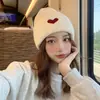 Gorro Bordado de Corazón para Mujer Otoño e Invierno, Cálido y Casual Versátil Gorro de Punto para Estudiante, Gorro de Lana Adelgazante, Versátil a la Moda