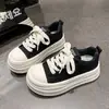 Zapatos blancos de suela gruesa súper bonitos con plataforma para mujer, nuevo estilo de otoño 2026, para personas bajitas, zapatillas deportivas casuales de tabla