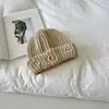 Chapéu de Lã Rasgado Bordado com Letra para Mulheres no Outono e Inverno Novo Estilo Coreano Casual Versátil Chapéu de Tricô Aqueecido Espessado