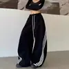 Calça Esportiva de Moletom Ampla com Corte Curvo Estilo Retrô Americano de Três Listras para Homens e Mulheres, Verão 2026, Caimento Solto e Estiloso
