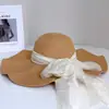 Chapéu de Palha de Cor Sólida com Aba Larga e Borda Ondulada para Proteção Solar Feminina, Chapéu Bucket Fashion de Palha com Fita de Laço para o Verão, Chapéu de Sol para Férias