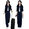 Elegante atuendo de otoño para mujer: un conjunto chic y favorecedor de dos piezas que presenta una chaqueta corta con cuello y pantalones de pierna ancha, perfecto para el trabajo