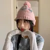 Chapéu de Lã Tricotado Estilo Coreano com Bolas de Pelo Coloridas em Formato de Coração para Mulheres no Outono e Inverno, Doce e Versátil, Proteção Quente para as Orelhas, Pequeno Chapéu Pulôver que Valoriza o Rosto