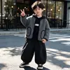 Conjunto de Três Peças Outono/Inverno para Meninos 2026 Outono Novo Estilo Coreano Moda Menino Pequeno Bebê Tendência Marca Conjunto