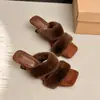 Pantuflas retro de punta cuadrada peludas para usar al aire libre, nueva colección otoño/invierno 2026, elegantes zapatos de tacón de cuña para mujer, sandalias de meter peludas y cómodas