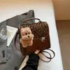 Mochila Niche 2025 Outono Nova Moda Estampa de Leopardo Bolsa Escolar Sacola Casual Estilo Coreano Retrô Bolsa de Ombro Único Transversal