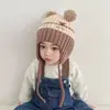 Touca de inverno para bebê, fofa, de desenho animado, com duas pompons, gorro de lã para meninos e meninas, touca com proteção para as orelhas de bebê, gorro de tricô, touca de pullover infantil