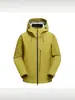Alternativa asequible y de alta calidad a la última colección de otoño: chaqueta exterior versátil, ligera e impermeable con capucha, adecuada tanto para hombres como para mujeres, y diseñada como una prenda exterior softshell para parejas