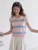 Top polo listrado com blocos de cor frescos e vibrantes em estilo coreano para mulheres, design de verão com bordado, visual jovem, mangas pequenas tipo sino, camisa de malha