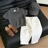 Ropa Infantil Estilo Coreano 2026 Verano Nuevo Elegante Cuello Polo Bordado Amarillo Tejido de Punto Manga Corta Casual Pantalones Rectos