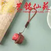 Colgante de presión de gato rosa tallado en madera maciza, llavero creativo Yiming Xianyuan para hombres y mujeres, llavero de cordón para teléfono