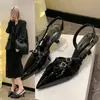 Sandalias versátiles de tacón bajo y punta con tira trasera, un diseño hermoso y moderno de estilo francés, y un look sexy de punta cerrada, perfectas para el verano de 2026