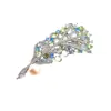 Broche de Lujo Ligero de Cobre Microincrustado con Circonita Perla Natural Adorno de Pluma Hueca de Hoja Accesorio para Chaqueta de Traje de Alta Gama para Mujer