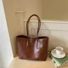 Bolso tote de gran capacidad estilo coreano, nuevo modelo de verano 2026, bolso de hombro simple casual de color liso para el trabajo y los desplazamientos, moderno