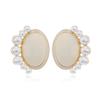 Pendientes de perla estilo ojo de gato estilo retro francés INS, imitación de oro, borde de seda, esmeralda blanca leche, elegantes y avanzados.