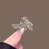 Pinza para el Cabello de Mariposa Estéreo de Cristal de Lujo Ligero de Tamaño Mediano para Mujer 2025 Nueva Pinza para el Cabello de Gama Alta Elegante Pinza de Tiburón para Cabello Semirecogido