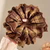 Goma para el pelo de encaje francés, un accesorio para el cabello de alta gama para mujer, perfecto para crear un moño o una cola de caballo elegante. Es un coletero delicado y elegante, disponible en tamaño grande