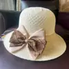Nuevo Estilo Primavera y Verano Sombrero de Paja para Mujer con Protección Solar, Moño a Cuadros, Ala Ancha, Sombrero de Sol de Playa Moderno y Versátil