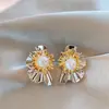 Brincos Vintage Flor Pérola Agulha de Prata Banhados a Ouro Brincos da Moda Versátil Brincos de Luxo Leve de Alta Qualidade para Mulheres