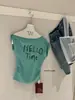 Wgwe9135 Ropa de Mujer Guangzhou Shisanxing Nuevo Estilo 2026 Top Camiseta de Manga Corta con Diseño Estampado de Hombro Descubierto y Cuello Diagonal Verano
