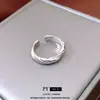 Anel Transfronteiriço com Zircônias, Textura Plissada Torcida, Design Único, Estilo Minimalista, Anel para Dedo Indicador, Joia Fashion e Elegante para Mulheres