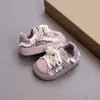 Otoño 2026 Nuevos Zapatos para Niños Niñas Punta de Concha Casual Zapatos de Tabla Ribete de Encaje Cuadros Bebé Suela Suave Zapatos para Caminar