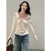 Elegante camiseta de retazos de encaje francés de hombros descubiertos y manga larga para mujer, principios de otoño, de alta gama, elegante, ajustada, con un diseño floral único