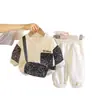 Conjunto casual estilo coreano para niños de uno a cinco años, nuevo conjunto de dos piezas de manga larga para otoño con estampado de cielo estrellado y cuello redondo, moderno