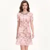 Vestido corto de encaje calado estilo francés para ceñir la cintura, con pedrería y abalorios, cuello redondo, manga corta y bajo con volantes.