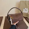 Bolso tipo almohada de mano Retro Francés Maillard para Mujer 2025 Otoño Popular Versátil Deslustrado Bolso de Hombro Cruzado de Moda