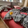 Conjunto de Roupa de Cama de Quatro Peças Estilo Levemente Luxuoso Classe A com Bordado de Concha, Textura Aveludada de Algodão Puro, Capa de Edredom de Gaze Amassada, Lençol, Conjunto de Três Peças para Dormitório Estudantil