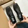 Zapatos de tacón grueso con punta cuadrada para mujer, zapatos de cuero pequeños negros, estilo popular, de corte medio, con hebilla, zapatos de vestir versátiles, mocasines de estilo británico