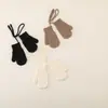 Diseño simple se refiere a guantes de punto para niños, guantes de lana de una sola capa cálidos de invierno, manoplas de estilo colgante para bebé con correa para el cuello