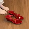 Sandalias de cuña rojas de estilo vintage con tiras cruzadas, nuevas de verano 2026, chanclas de estilo francés con hebilla metálica, diseño de nicho