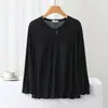 Camiseta de manga longa de modal com bojo embutido para mulheres, top para casa, pijama integrado sem sutiã, camiseta básica para primavera e outono