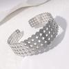 Moda europea y americana pulsera abierta geométrica de acero inoxidable pulsera de alto sentido lujo ligero sentido metálico personalidad pulsera de acero de titanio para mujer