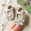 Zapatos de caminar para niñas con suela blanda y adornos de cristal, nueva colección primavera/otoño 2026, zapatos de piel para niñas pequeñas, zapatos de princesa, adecuados para bebés de un año