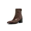 Botas femininas de couro legítimo de cano curto com bico redondo, zíper traseiro e acabamento desgastado, apresentando um salto grosso e uma silhueta fina, perfeitas para o outono e inverno