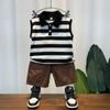 Roupa Infantil para Meninos Regata Listrada de Verão sem Mangas 2025 Nova Conjunto de Duas Peças Fashionável para Menino Legal e Bonito de Rua