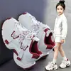 Zapatos de papá para niñas 2026 otoño nuevo versión coreana versátiles zapatos deportivos para niños ligeros antideslizantes zapatos para niños zapatos de estudiante modernos