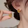 Novos brincos de metal de argola dupla, de alta qualidade e nicho, com um design minimalista e único de uma designer mulher, disponíveis para atacado