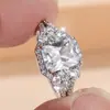 Anillo de Compromiso Rongxing Estilo Lujo Ligero Transfronterizo Rectangular con Piedra Principal, Incrustado con Acentos de Diamante y Banda Dividida, Anillo de Regalo