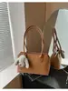 Bolsa Tote Minimalista Transfronteiriça para Mulheres 2025 Inverno Novo Estilo Alta Qualidade Nicho Retro Ombro Axila