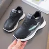 Novos Tênis Esportivos Infantis 2026 Primavera e Outono Confortáveis Respiráveis Médios e Grandes Crianças Moda Casual Sapatos para Meninos e Meninas