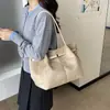 Nueva colección de principios de otoño: bolso tote moderno y espacioso para mujer, un bolso de hombro elegante hecho de gamuza, un bolso de mano ligero y chic para el día a día