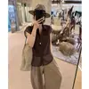 Moda Europeia de Luxo Verão 2026 Novo Estilo Blusa Feminina Sem Mangas Patchwork de Renda de Botão Único Falso Duas Peças