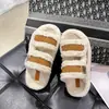 Chinelos fofos femininos modelo outono e inverno 2026, com sola grossa, forrados de pelúcia, adequados para uso em casa e ao ar livre, sandálias chinelo de fleece coral antiderrapantes estilo Birkenstock