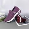 Verão 2023 novo tênis casual de malha respirável slip-on para caminhada, moda casual, sapatos únicos, sapatos para mães de meia-idade e idosos, sapatos com sola massageadora